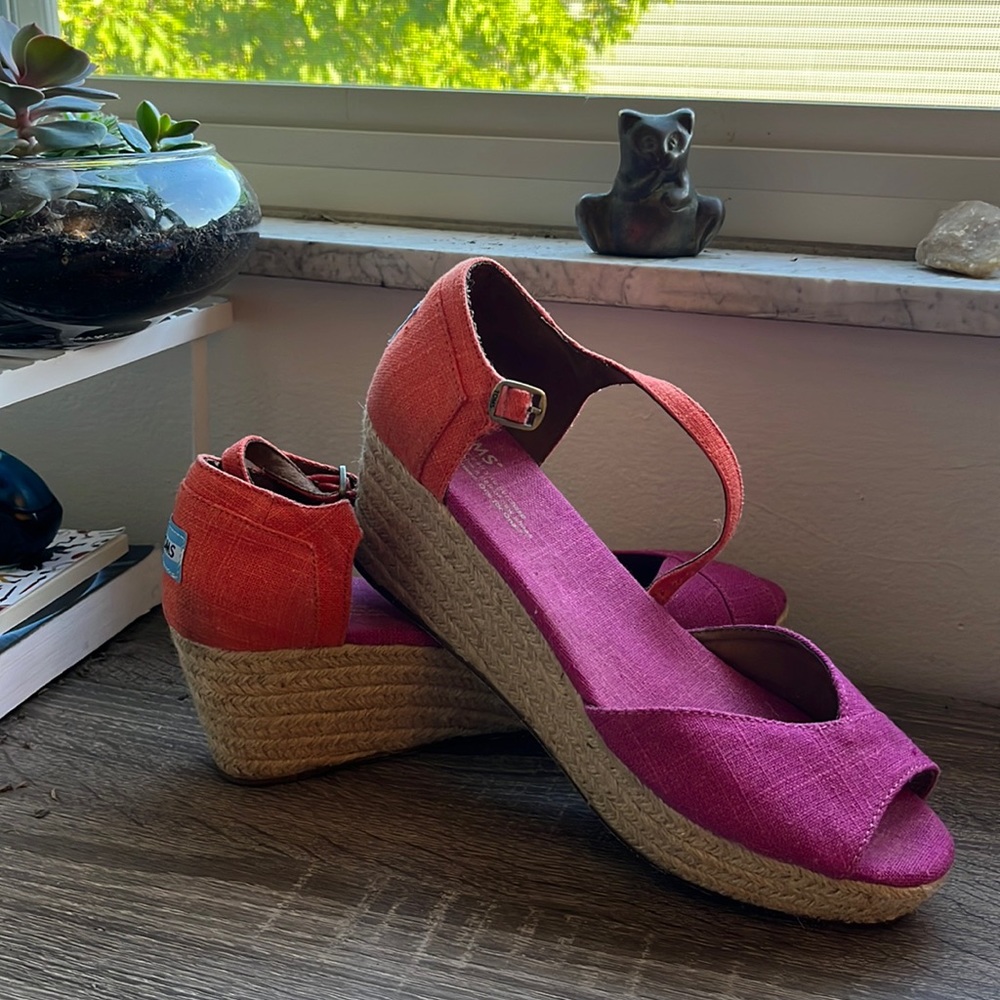 Beautiful Toms. Unable to wear anymore due to broken ankle